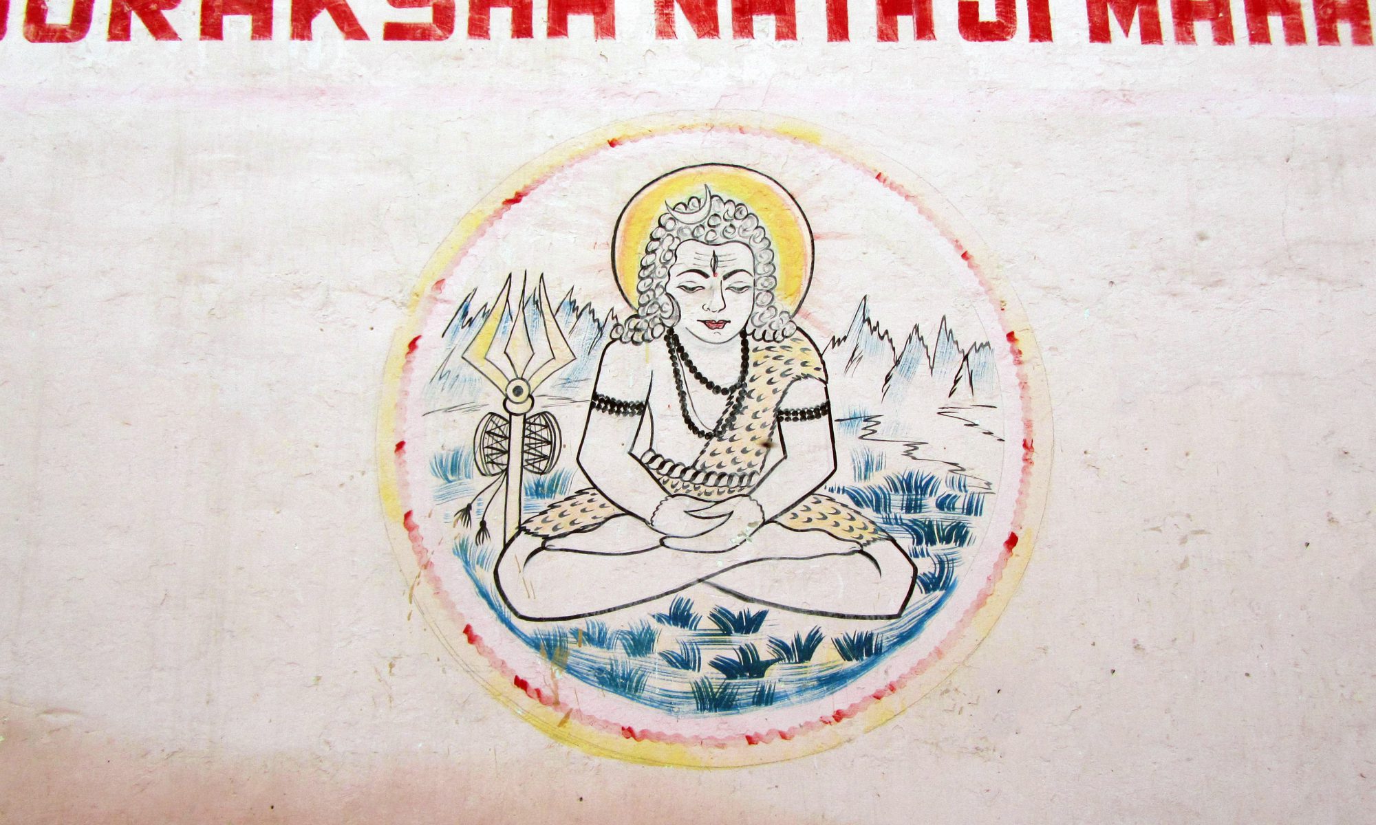 Ein Bild von einem indischen Wandgemälde. Zu sehen ist die Gottheit Shiva im Lotussitz.